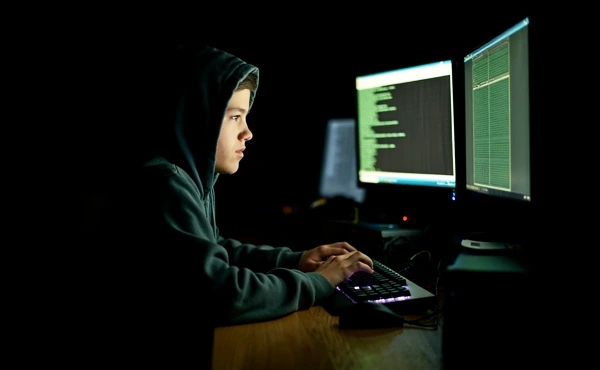 Мальчик-подросток за компьютером